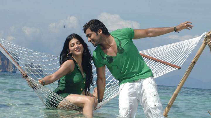 Shruti Haasan And Surya In Green Dress – 7aum Arivu Movie
